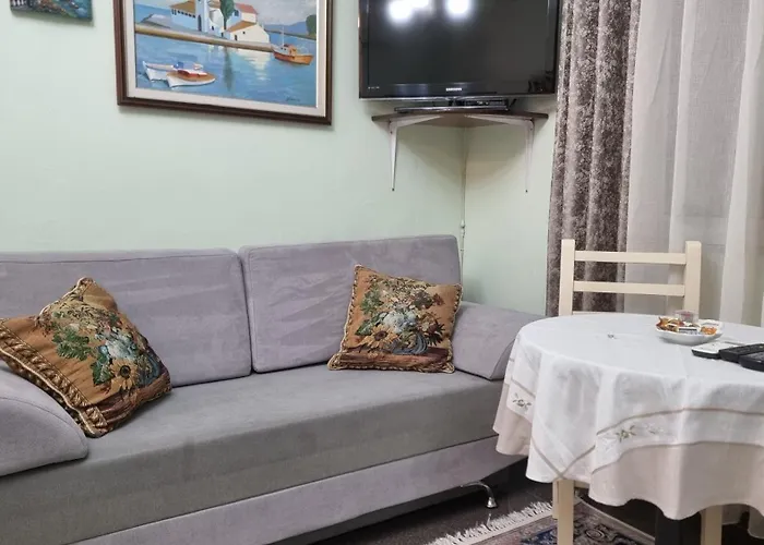 Edis's Corner Τίρανα