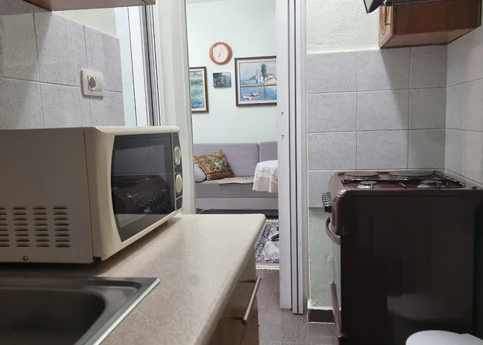 Edis's Corner Apartment *