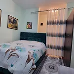 Edis's Corner Apartment *